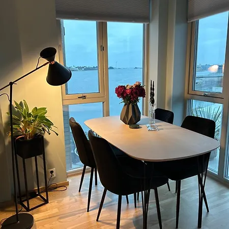 Modern Seafront Daire *